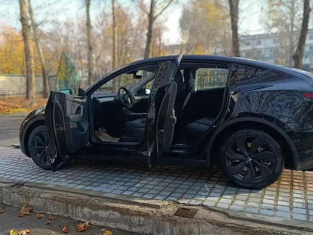 Tesla Model Y 2025 - Выбор фото 5