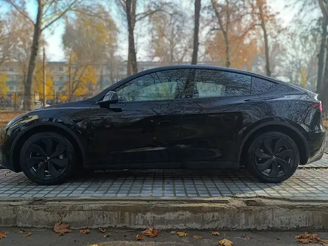 Tesla Model Y 2025 - Выбор фото 6