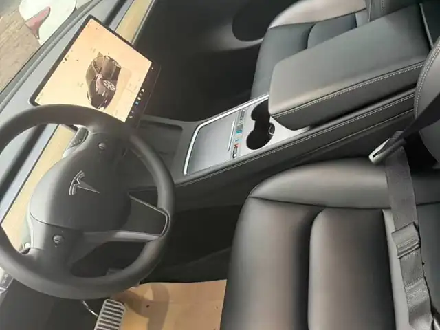 Tesla Model Y 2025 - Выбор фото 4