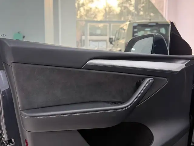 Tesla Model Y 2025 - Выбор фото 5