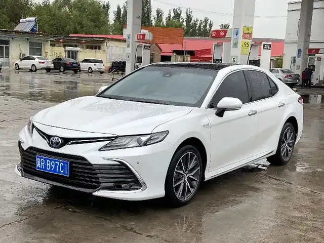 Toyota Camry 2022 - Выбор фото 1