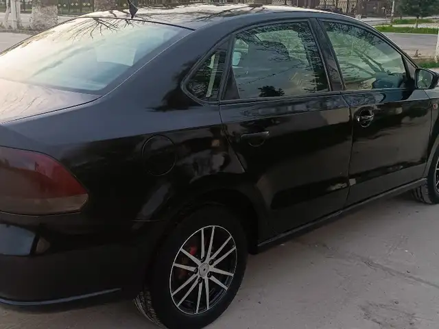 Volkswagen Polo 2011 - Выбор фото 1