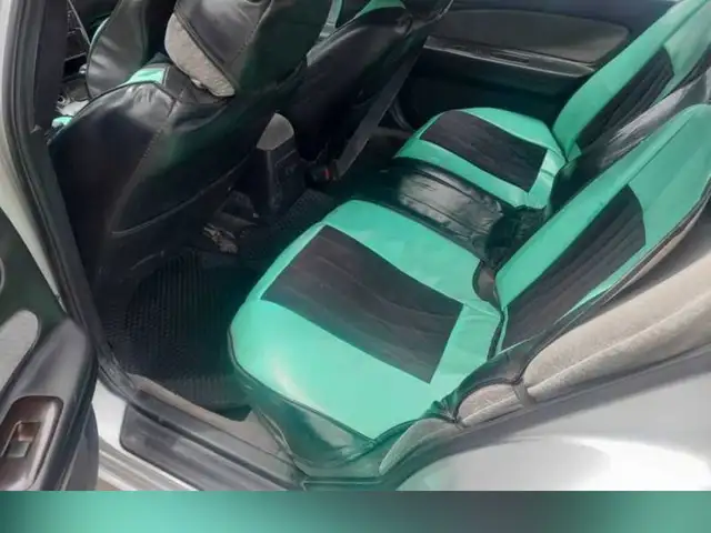 Nissan R Nessa 1998