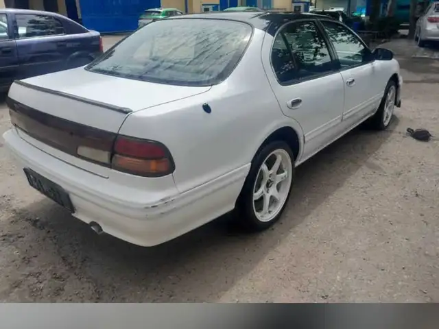 Nissan R Nessa 1998
