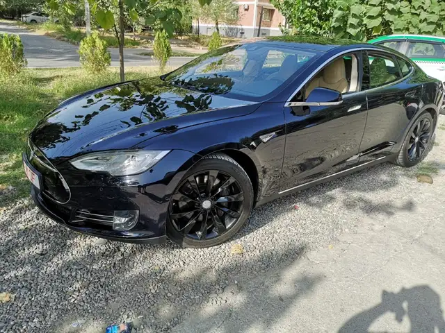 Tesla Model S 2015