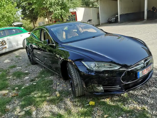 Tesla Model S 2015