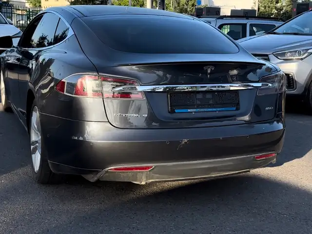 Tesla Model S 2016