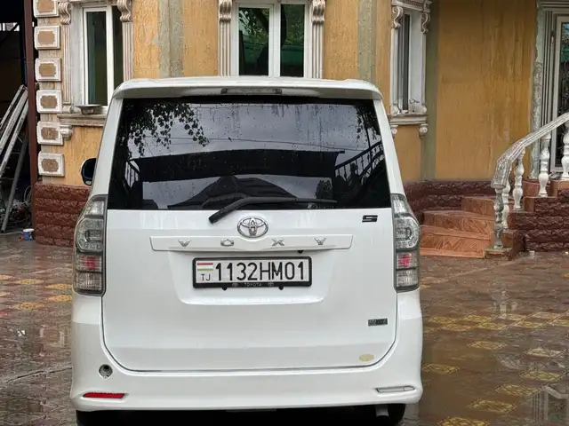 Toyota Voxy 2011