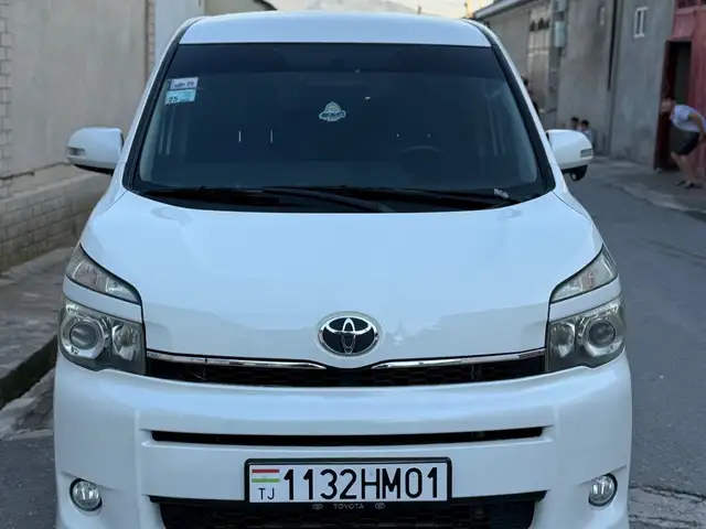 Toyota Voxy 2011