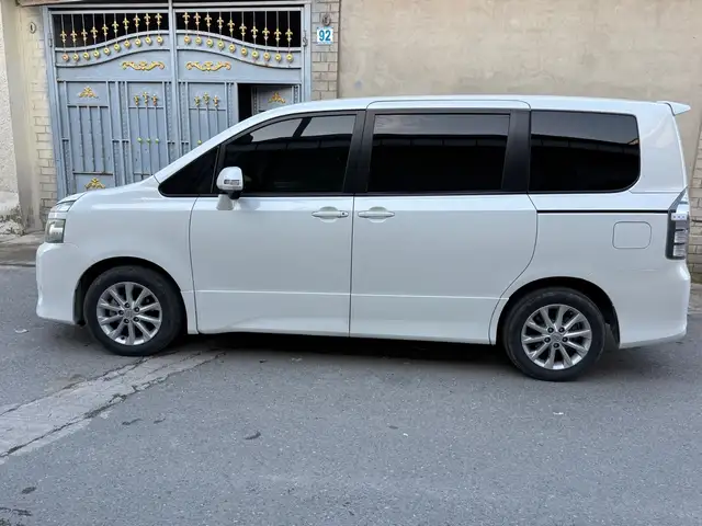 Toyota Voxy 2011