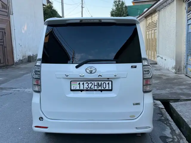 Toyota Voxy 2011