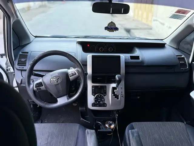 Toyota Voxy 2011