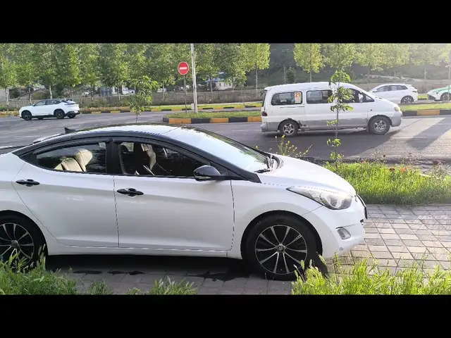 Hyundai Avante 2013