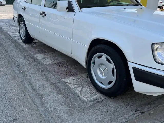 Mercedes -Benz W124 1990