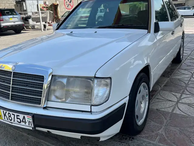 Mercedes -Benz W124 1990