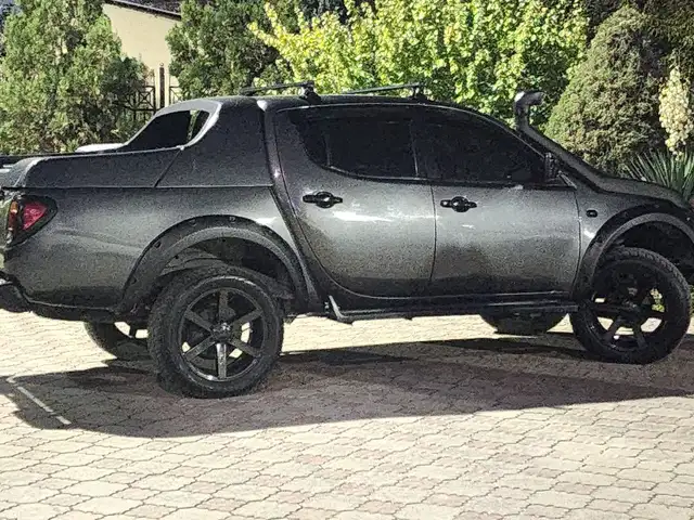 Mitsubishi L200 2012